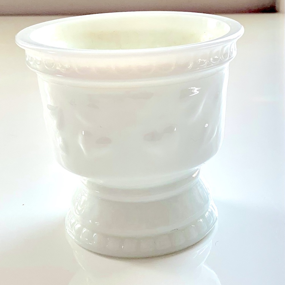 ❤️ Vintage Milk Glass Flower Pot with Embossed Heart (or vine) Pattern